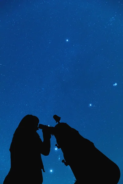 Menina Olhando Para Estrelas Através Telescópio — Fotografia de Stock