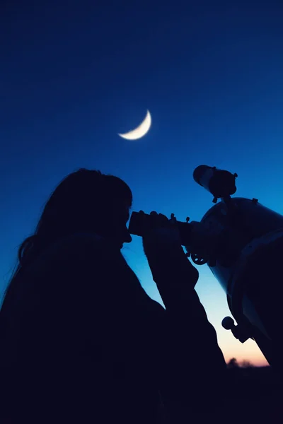 Mädchen Betrachtet Den Mond Durch Ein Teleskop — Stockfoto