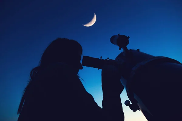 Девушка Смотрит Луну Через Телескоп — стоковое фото