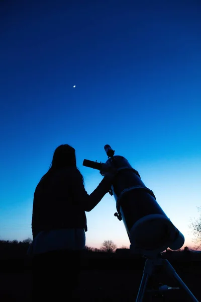 Ragazza Che Guarda Luna Attraverso Telescopio — Foto Stock