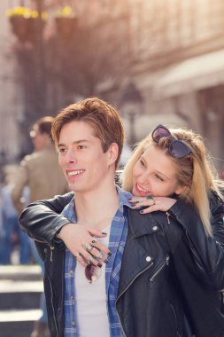 Sokakta poz genç kentsel çift.