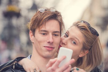Sevimli Genç çift selfie sokakta yapma.