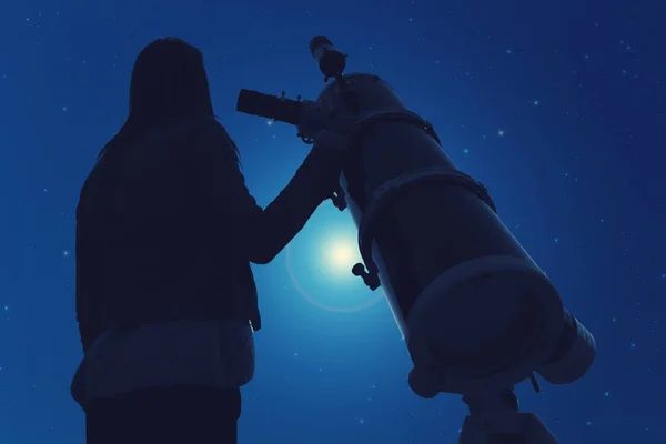 Menina Olhando Para Estrelas Através Telescópio — Fotografia de Stock