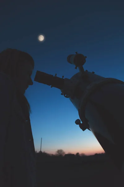 Ragazza Che Guarda Stelle Luna Piena Attraverso Telescopio — Foto Stock