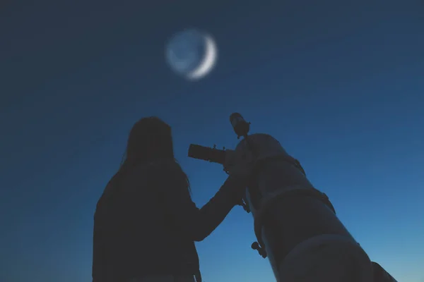 Девушка Смотрит Звезды Полную Луну Через Телескоп — стоковое фото