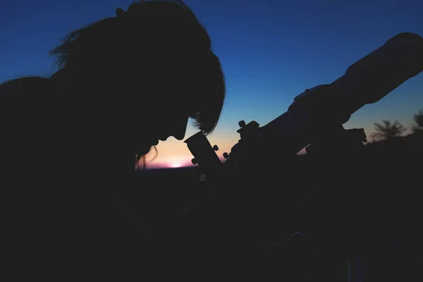 Teleskoptan Izlerken Bir Kız Silüeti — Stok fotoğraf