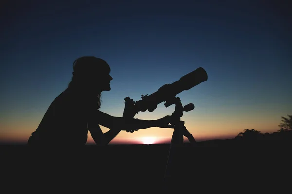 Silhouette Eines Mädchens Beim Beobachten Durch Das Teleskop — Stockfoto