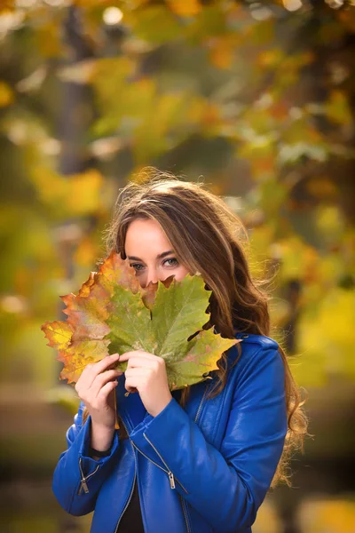 Girl Hiding Leaves Nature — Stock Photo, Image