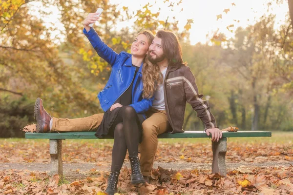 Casal Bonito Fazendo Selfie Banco Parque Temporada Outono Outono — Fotografia de Stock