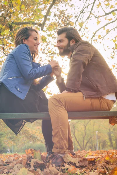 Nettes Paar Sitzt Auf Einer Bank Park Voller Herbstfarben — Stockfoto