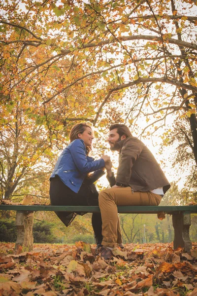 Coppia Carina Seduta Una Panchina Nel Parco Piena Colori Autunnali — Foto Stock