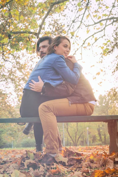 Schattig Paar Zittend Een Bankje Het Park Opgevuld Met Herfst — Stockfoto