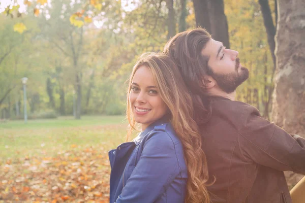 Bonito Casal Sentado Banco Parque Cheio Cores Outono — Fotografia de Stock