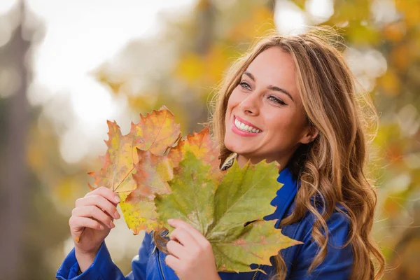 Cute Smiley Girl Holding Leaves Nature — Stock Photo, Image