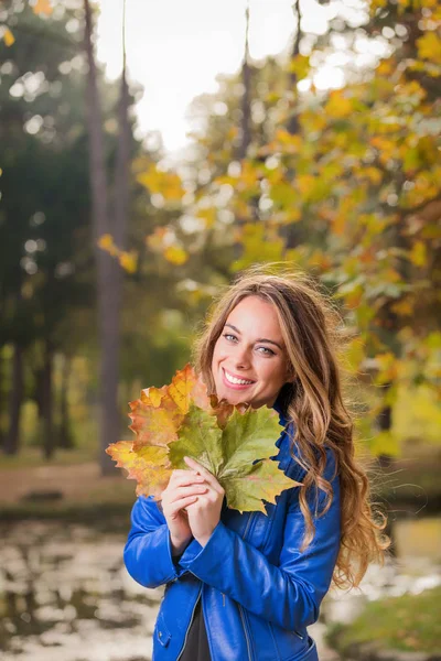 Cute Smiley Girl Holding Leaves Nature — Stock Photo, Image
