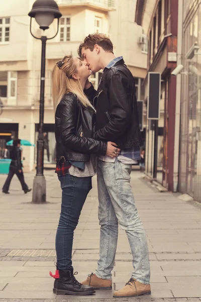 Young Cute Couple Kissing Urban Surroundigs — Stock Photo, Image