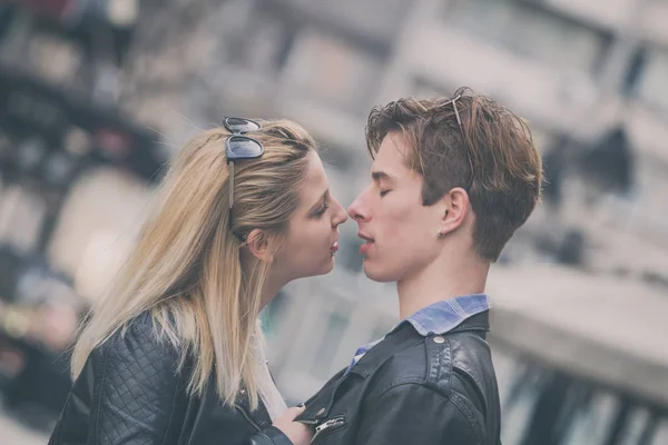 Schattig Jong Koppel Kussen Buiten Straat — Stockfoto