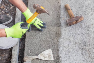 Ana sayfa / bütçe DIY versiyonunda beton kaldırım tadilatı.