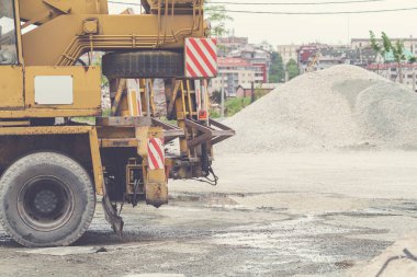 Kum ve çimento depolama sitede inşaat kamyonu.