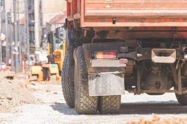 Kamyon kum, kir ve çimento ile bir inşaat sitesinde.