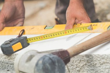 İnşaat işçisi beton kaldırımları düzlüyor..