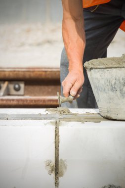 İnşaat işçisi wotking sert ve tesviye beton kaldırım açık havada.