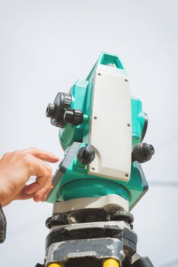 İnşaat sektöründe açıları ölçme teodolit enstrüman.