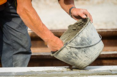 İnşaat işçisi wotking sert ve tesviye beton kaldırım açık havada.