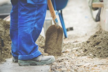 İnşaat işçisi wotking sert ve tesviye beton kaldırım açık havada.