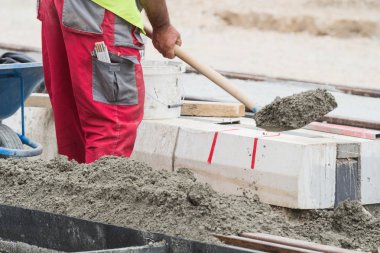 Zor İmalat İnşaat Sanayi - adam bir kürek ile.