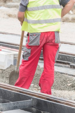 Zor İmalat İnşaat Sanayi - adam bir kürek ile.