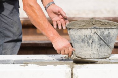 İnşaat işçisi çalışma sert ve tesviye beton kaldırım açık havada.