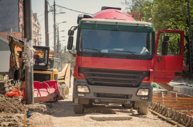 İnşaat Kamyon / Çimento Mikser ve ekskavatör ağır inşaat sitesinde.