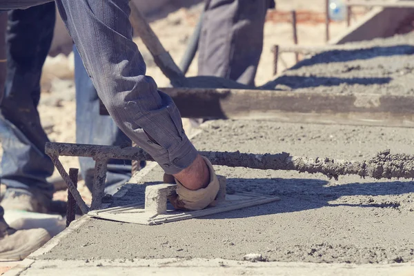 Construction Worker Leveling Concrete Pavement Outdoors — Stock Photo, Image