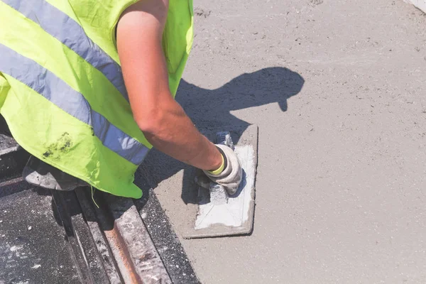 Stavební Dělník Vyrovnávání Betonové Dlažby Venku — Stock fotografie