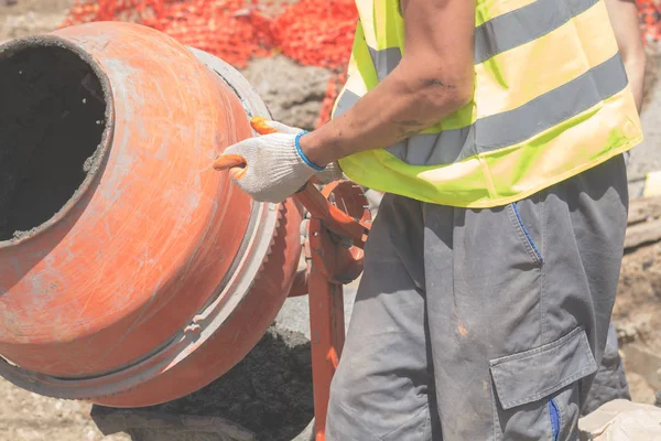Trabalhador Construção Civil Fazendo Concreto Misturador Cimento — Fotografia de Stock