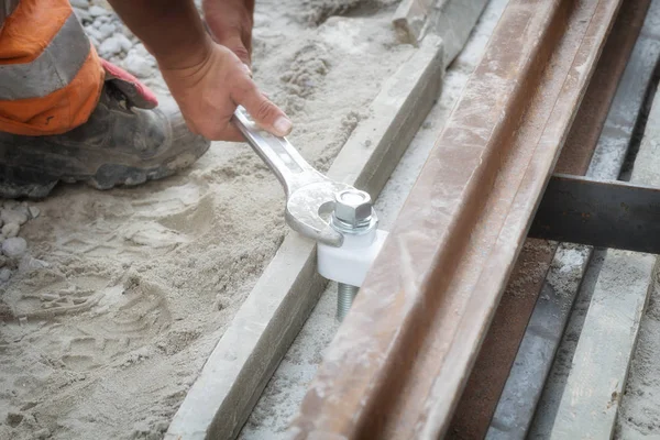 Lucrător Construcții Folosind Instrumentul Cheie Pentru Strânge Șurubul Bih — Fotografie, imagine de stoc