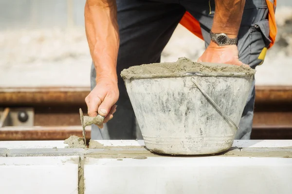 Byggeri Arbejdstager Wotking Hårdt Nivellering Beton Fortovet Udendørs - Stock-foto