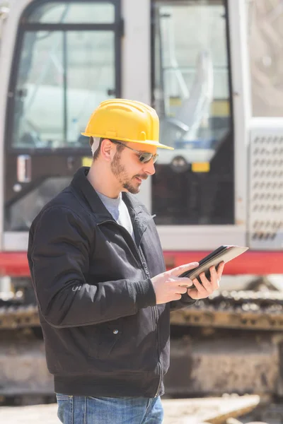 Real Ordinary Construction Worker Using Tablet His Job — Stock Photo, Image