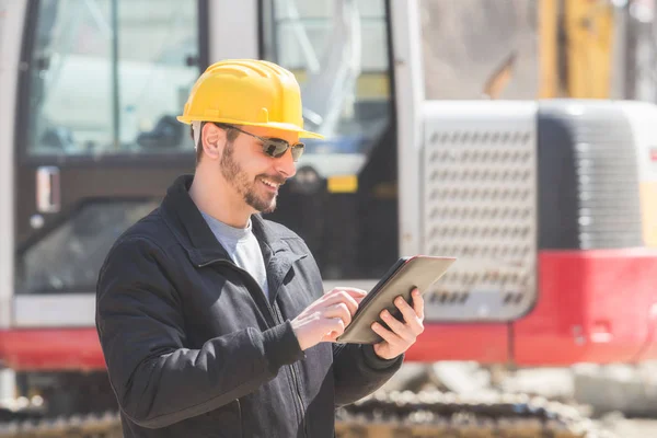 Trabajador Construcción Real Ordinario Usando Tableta Trabajo — Foto de Stock