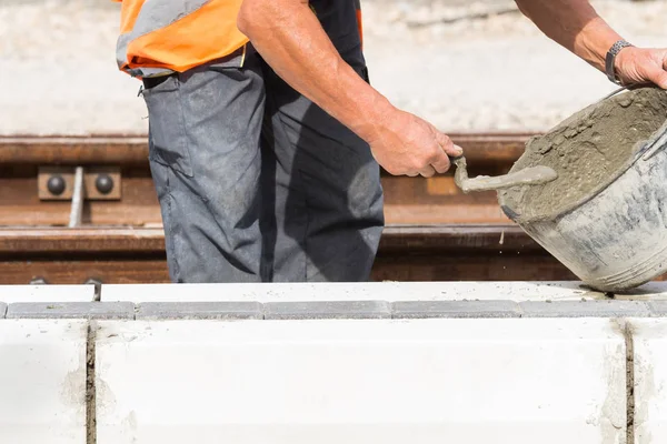 Trabajador Construcción Trabajando Duro Nivelando Pavimento Hormigón Aire Libre — Foto de Stock