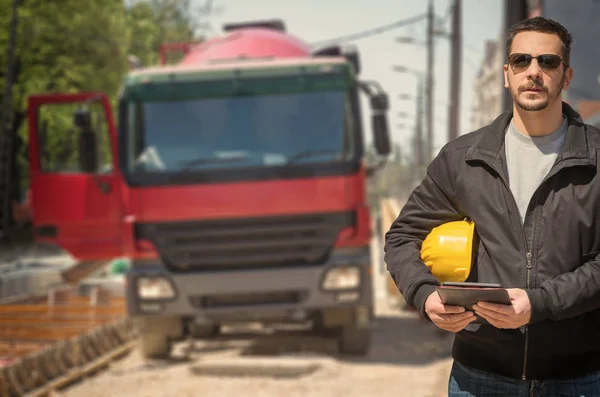 Bauarbeiter Posiert Mit Digitalem Tablet Auf Großbaustelle — Stockfoto