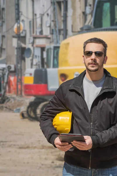 Builder Digital Tablet Posing Heavy Construction Site — Stock Photo, Image