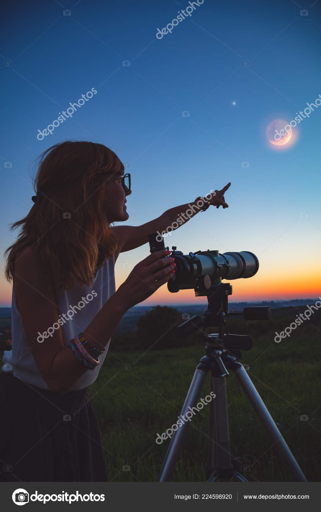 Girl Looking Lunar Eclipse Telescope Astronomy Work — Stock Photo