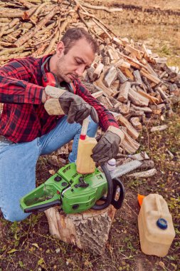 Testere ile kesme woods yığını ile oduncu.