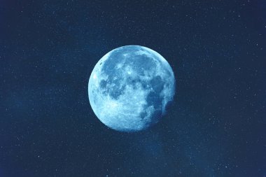 Dolunay karanlık yıldızlı gökyüzü ile Samanyolu siluet tarih.