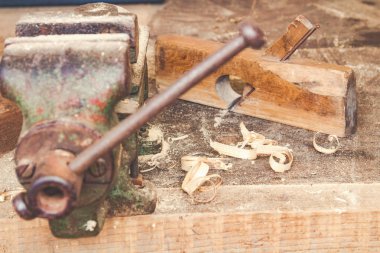 Eski / retro aracın talaş ile tozlu bir tabloda bir marangoz.