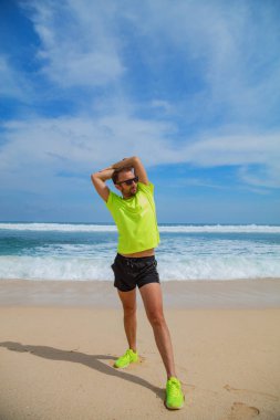  Boş okyanus plaj germe sporcu.