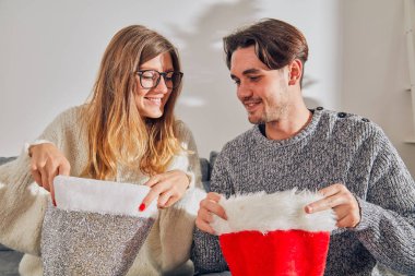 Mutlu çift yeni yıl zevk / Noel arifesi.