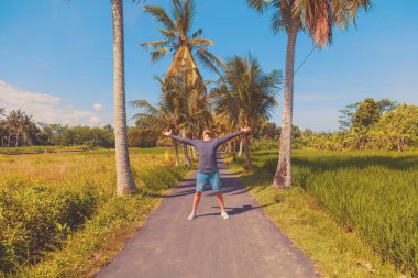 Zevk tropikal iklim geniş açık kollu adam.